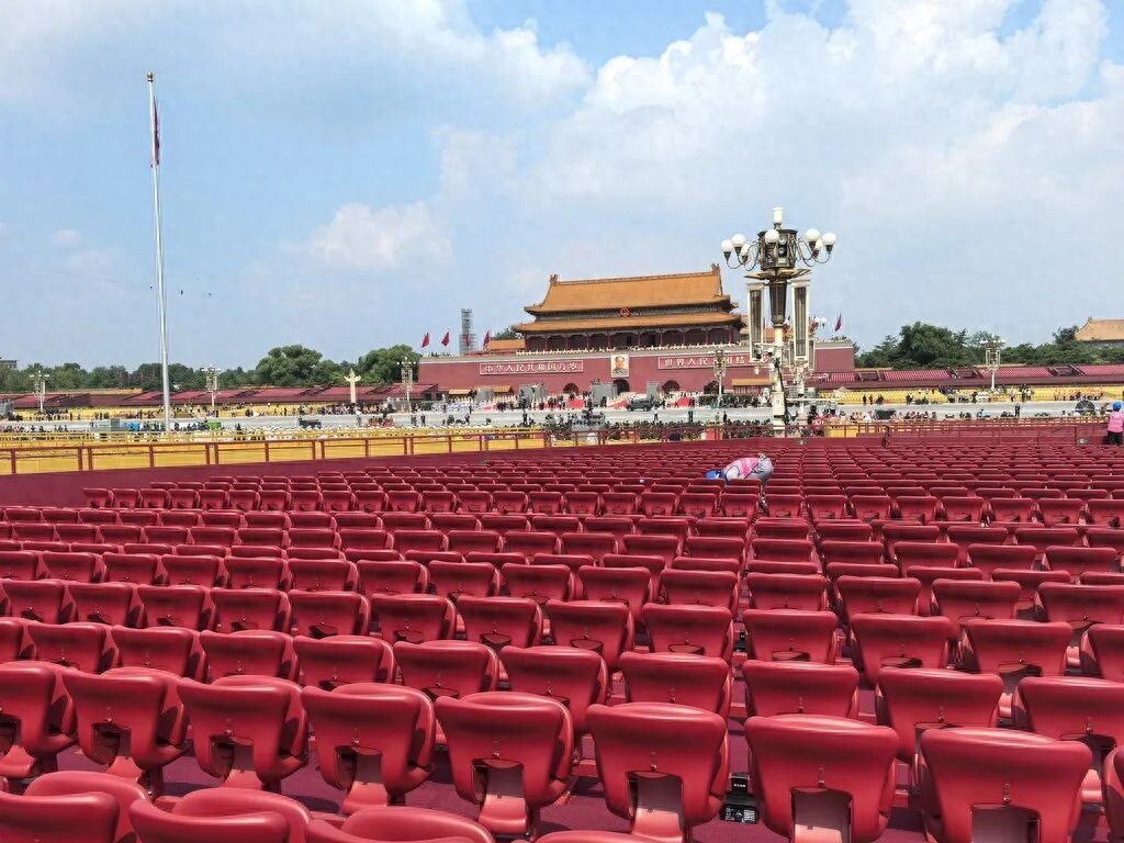 这下除了工作人员，全国都知道了！阅兵的座椅不是一个一个拆的
